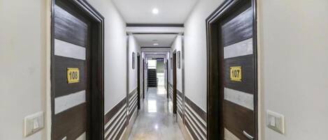 Pasillo con puertas indicando los números 108 y 107, que dan a habitaciones.