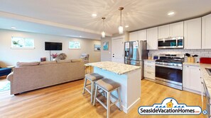 Kylskåp, mikrovågsugn, ugn och spishäll