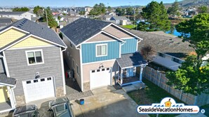 Un quartier résidentiel avec des maisons, une allée et un garage.