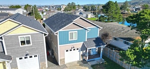 A residential area with houses, a driveway, and a garage. - House Oceanic at Seaside Beach (Seaside)