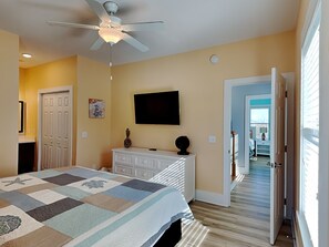 6 bedrooms, free WiFi, bed sheets - Beaches Be Crazy | Dog Friendly + Game Room & Walk to Beach! (Carolina Beach)