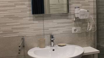 Douche, sĂšche-cheveux, bidet, serviettes fournies