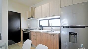 Fridge, oven, stovetop, coffee/tea maker