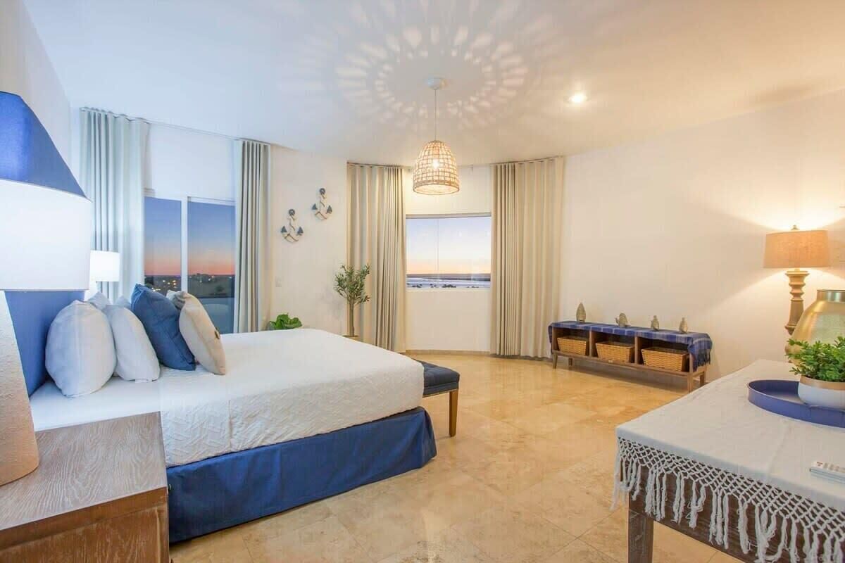 3 soverom, skrivebord, strykejern/-brett og reiseseng for barn