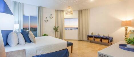 3 soverom, skrivebord, strykejern/-brett og reiseseng for barn