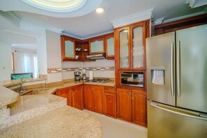 Cookware/dishes/utensils