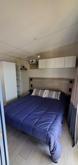 2 عدّة غرف نوم ومكواة/لوح كي وسرير سفر وواي فاي