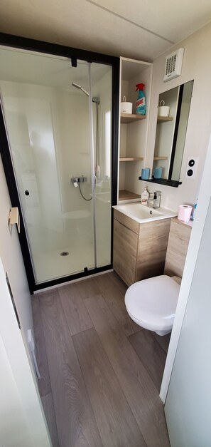 تجهيزات دش، مجففات شعر، مناشف، ورق حمّام