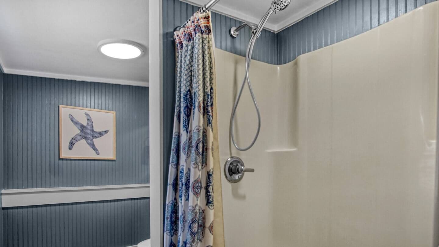 Een douche, handdoeken, zeep, toiletpapier
