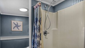 Shower, towels, soap, toilet paper - The Cozy Cottage of Florence!

 (Florence)