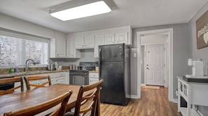 Refrigerador, microondas, horno, placa de cocina