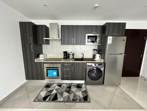 Private kitchen - Charming 2-bedroom Apartment with fitness room, WiFi in phenomenal Accra (Accra)