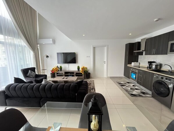 Living area - Charming 2-bedroom Apartment with fitness room, WiFi in phenomenal Accra (Accra)