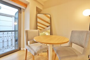 Estúdio standard, 1 cama de casal, cozinha americana | Área de estar | TV de tela plana 108 cm com canais via satélite