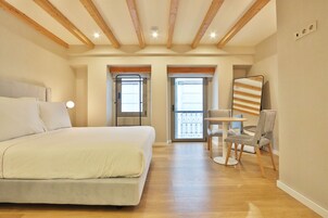 Estúdio standard, 1 cama de casal, cozinha americana | Cofres nos quartos, individualmente mobiliados