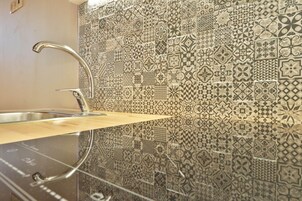 Frigobar, micro-ondas, cooktop, chapa