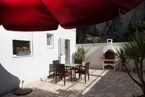 Lägenhet (Robi - 50m from beach - R3(2)) | Terrass/Patio