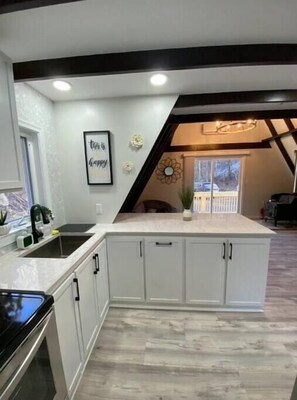 Jääkaappi, mikroaaltouuni, uuni, liesi