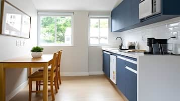 Estudio | Cocina privada | Frigobar, microondas, licuadora y utensilios de cocina