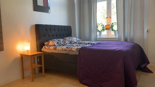 Quarto casal econômico | Espaço de trabalho para notebook, Wi-Fi de cortesia, roupa de cama