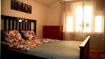 Chambre Double | Espace de travail pour ordinateur portable, Wi-Fi gratuit, draps fournis