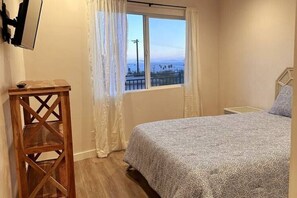 2 bedrooms, desk, WiFi - Vista Del Sol
 (Ventura)