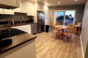 Fridge, microwave, oven, stovetop - Vista Del Sol
 (Ventura)