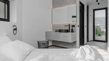 Penthouse Maisonette with Panoramic Mountain & Partial Lake view | 1 sovrum, unika möbler, skrivbord och arbetsyta för laptop