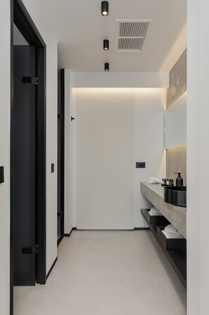 Superior Apartment with Balcony & Panoramic View | Bathroom | Shower, rainfall showerhead, designer toiletries, hair dryer - No Stars (Ioannina)