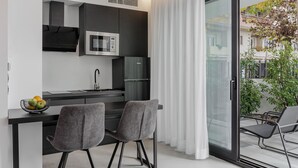 Deluxe Apartment with Private Patio | 専用キッチン