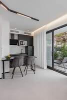 Refrigerador con freezer, horno, placa de cocina, cafetera expreso