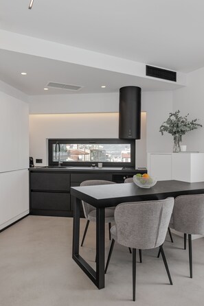 Penthouse Maisonette with Panoramic Mountain & Partial Lake view | 私人廚房 | 大型冰箱、烤箱、爐台、義式濃縮咖啡機
