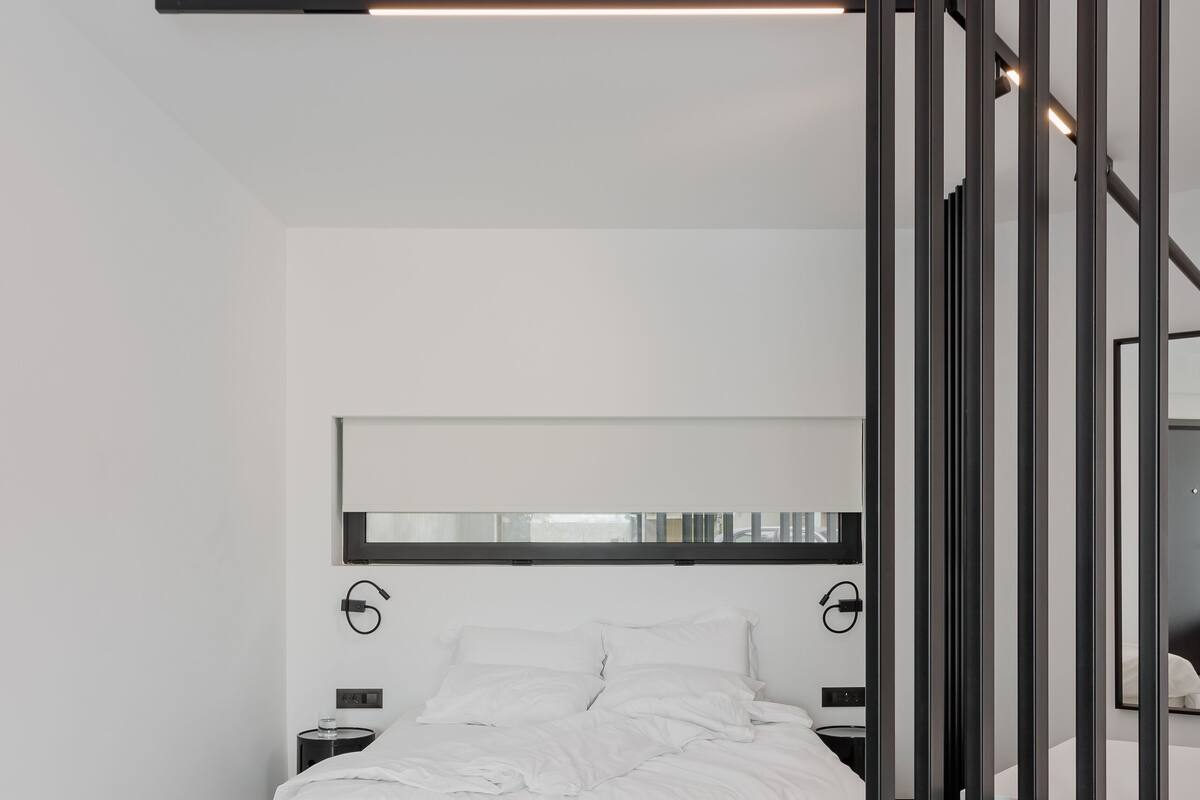 Deluxe Apartment with Private Patio | デスク、ノートパソコン用作業スペース、遮光カーテン、防音設備
