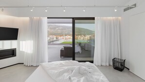 Penthouse Maisonette with Panoramic Mountain & Partial Lake view | 部屋からの景観