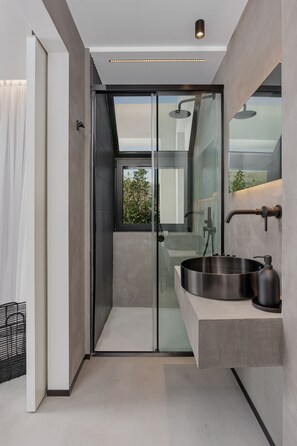Penthouse Maisonette with Panoramic Mountain & Partial Lake view | Bathroom | Shower, rainfall showerhead, designer toiletries, hair dryer - No Stars (Ioannina)