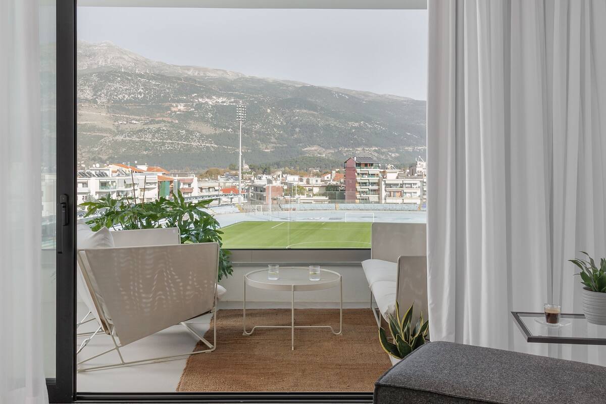 Penthouse Maisonette with Panoramic Mountain & Partial Lake view | 部屋からの景観