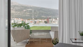 Penthouse Maisonette with Panoramic Mountain & Partial Lake view | Ausblick vom Zimmer