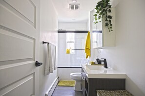 Hårføner, håndklær og toalettpapir