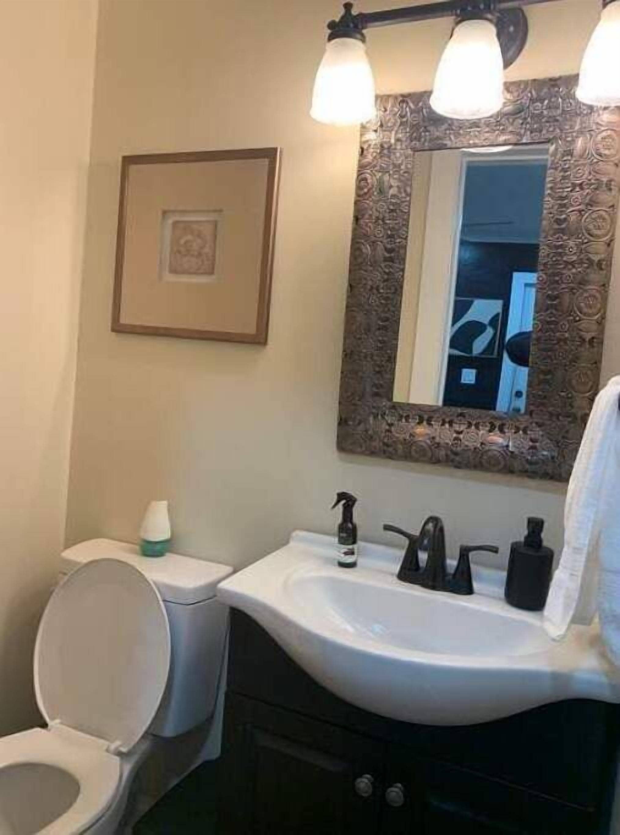 Dusj, håndklær og sjampo