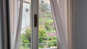Une pièce avec une fenêtre donnant sur un jardin.
