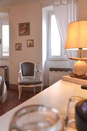 Deluxe dubbelrum - privat badrum - torn | Duntäcken, värdeförvaringsskåp på rummet och individuell inredning