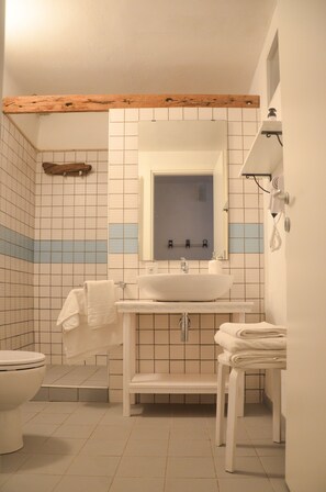 Comfort Double Room, Private Bathroom, Mezzanine | Bathroom | Shower, free toiletries, hair dryer, bidet