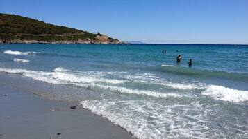 Chaises longues, serviettes de plage