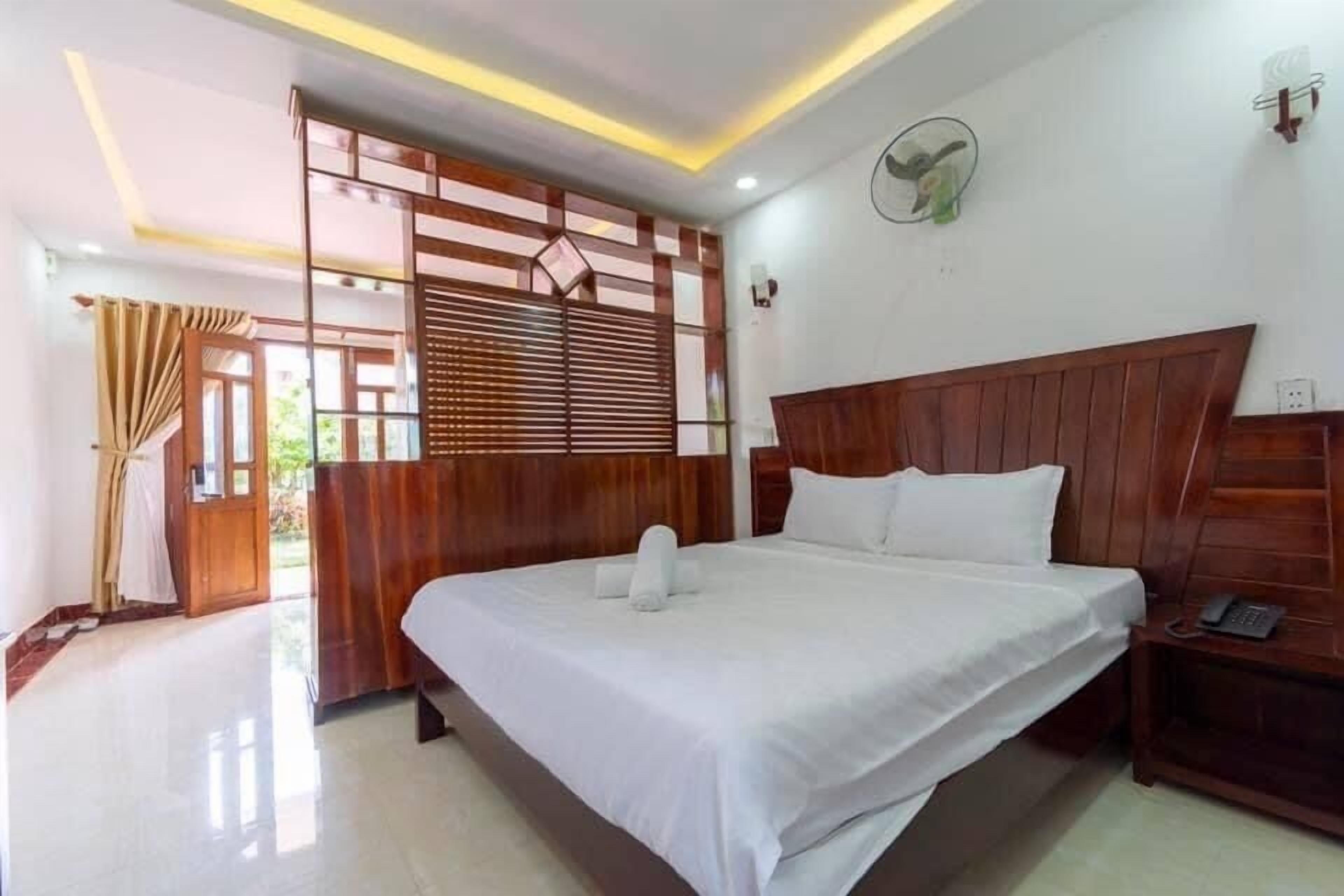 Dobbeltrom – business, hageutsikt | Oppholdsområde | En 50-tommers Flatskjerm-TV med førsteklasses TV-kanaler