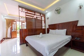 Business Double Room, Garden View | Living area