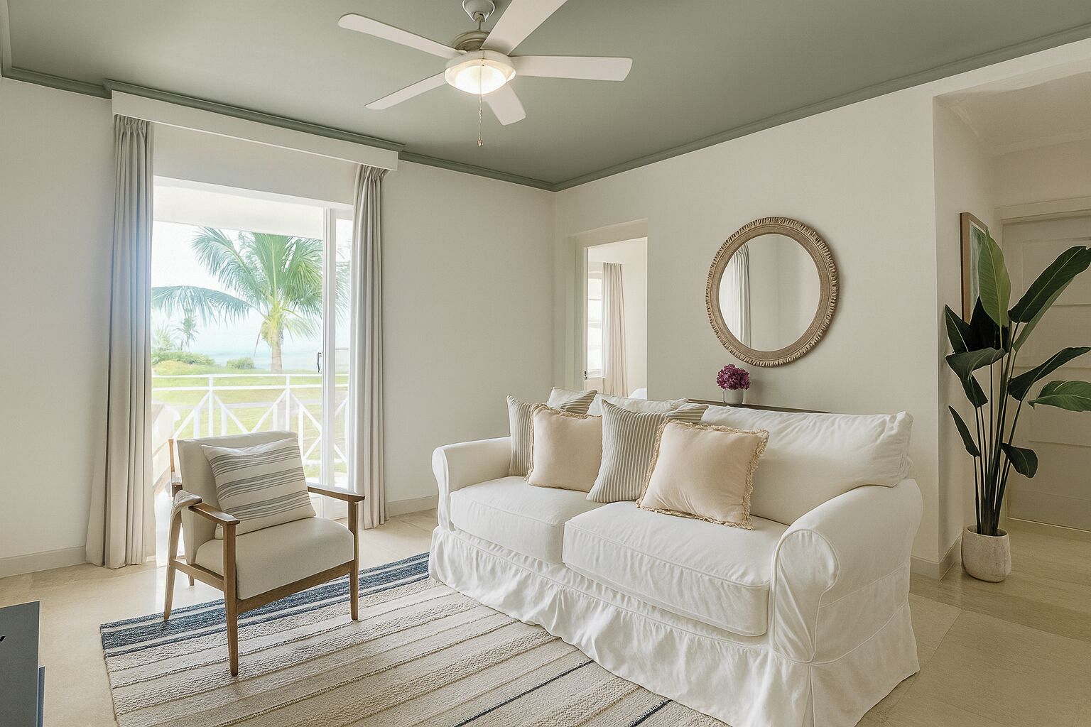 Familie penthouse | Een kluis op de kamer, een bureau, een laptopwerkplek