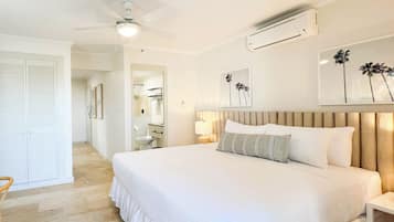 Habitación estándar, 1 cama King size, vista al jardín | Caja de seguridad en la habitación, muebles diferentes y escritorio