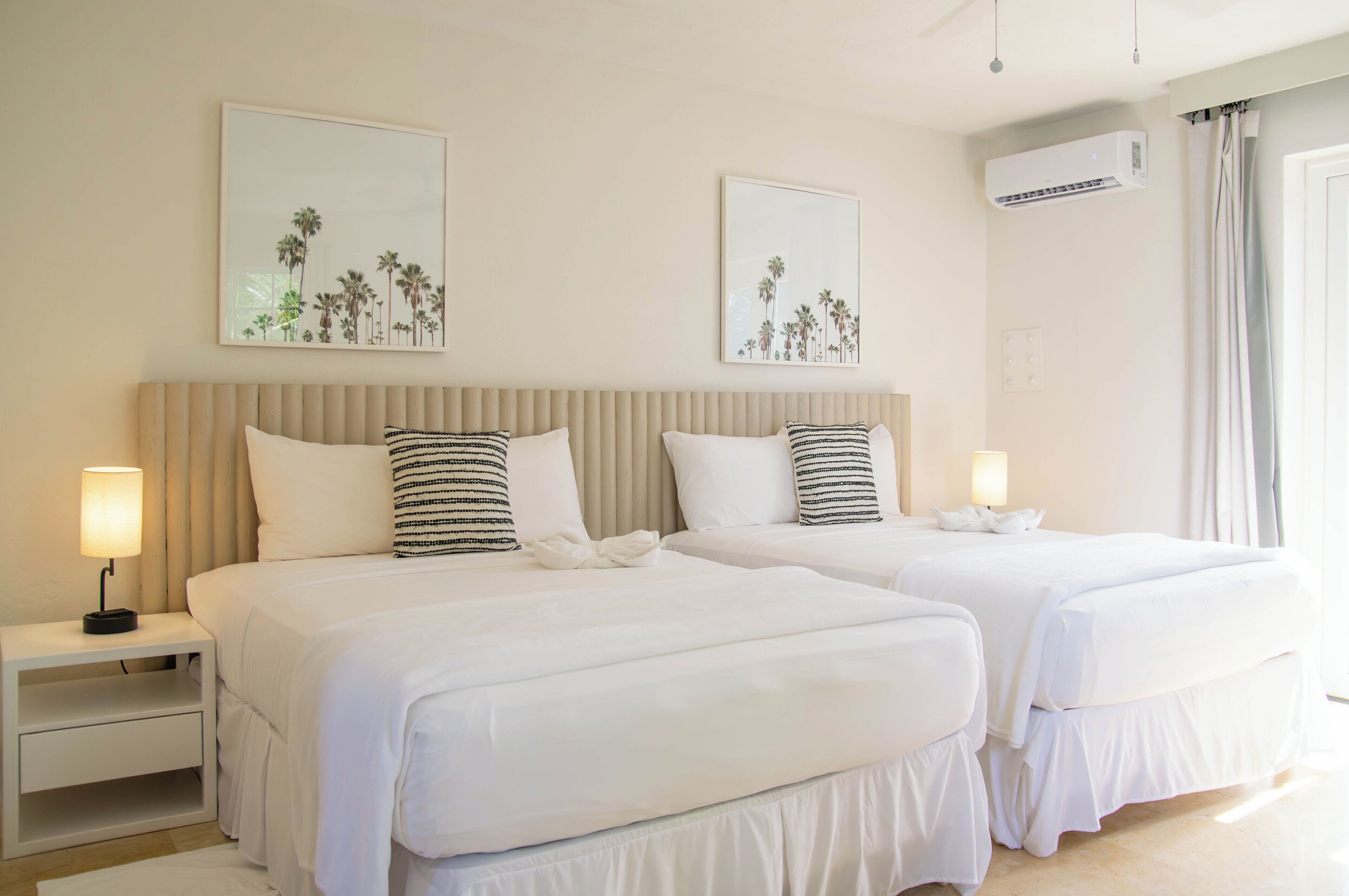 Standaard kamer, 1 tweepersoonsbed | Een kluis op de kamer, een bureau, een laptopwerkplek