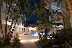 Kolam renang terbuka, payung kolam, kerusi lepak pantai