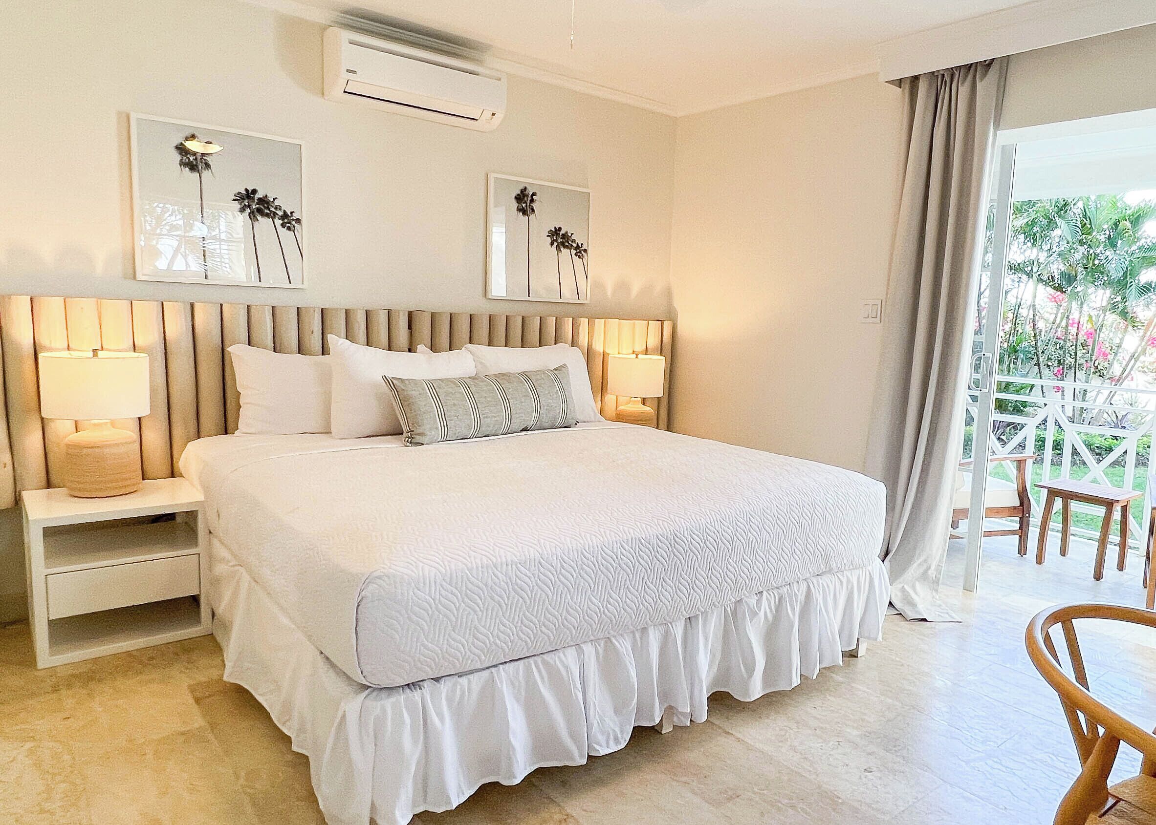 Standaard kamer, 1 kingsize bed, uitzicht op tuin | Een kluis op de kamer, een bureau, een laptopwerkplek